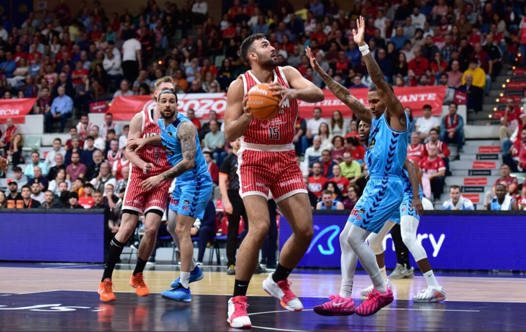 Cate maneja el balón en la pintura