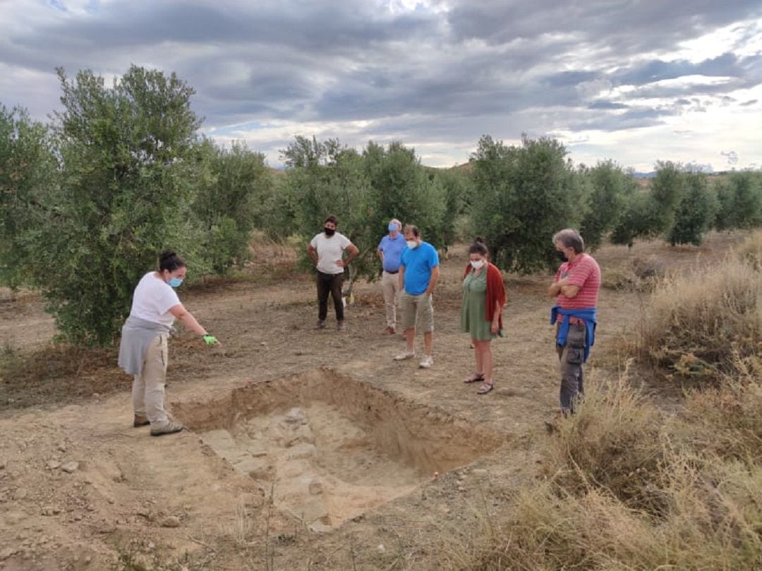 Equipo de arqueología y alcalde y concejales de Cascante