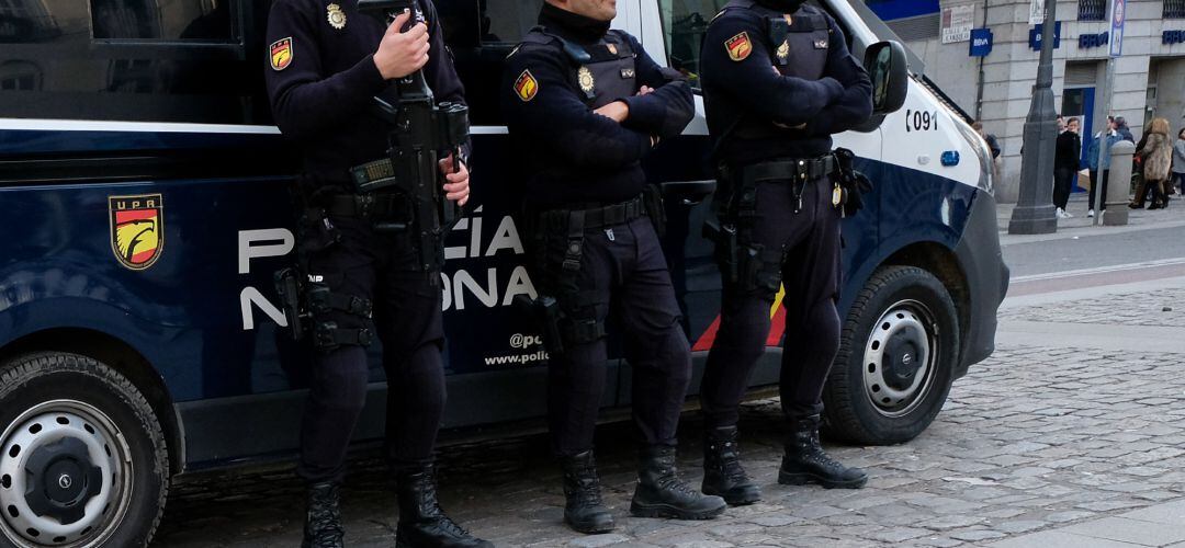 Tres agentes de Policía Nacional en la Plaza del Sol de Madrid