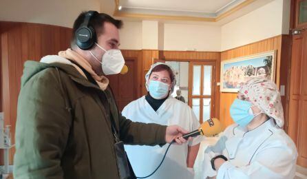 Carlos Abengózar junto a las cocineras de la residencia Santa Casilda