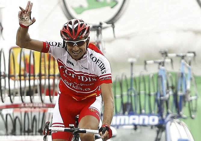 El francés David Moncoutie (Cofidis) saluda tras proclamarse ganador de la undécima etapa de la Vuelta a España 2011, entre Verín y estación de Manzaneda