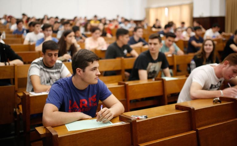 Alumnos en un aula universitaria