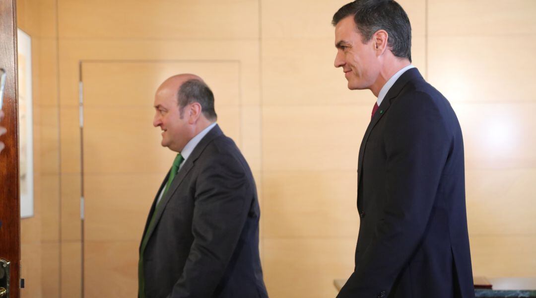 Ortuzar y Sánchez en 2019 tras la firma del acuerdo de investidura