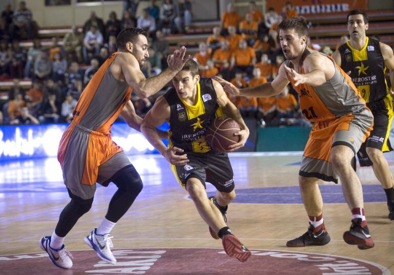  El escolta italiano del Iberostar Tenerife Nicolás Richotti (c) entra a canasta entre los croatas Marko Popovic (i) y Josip Sobin, del Montakit Fuenlabrada, durante el partido de Liga ACB que se disputa esta tarde en el pabellón Fernando Martín, en Fuenlabrada. 