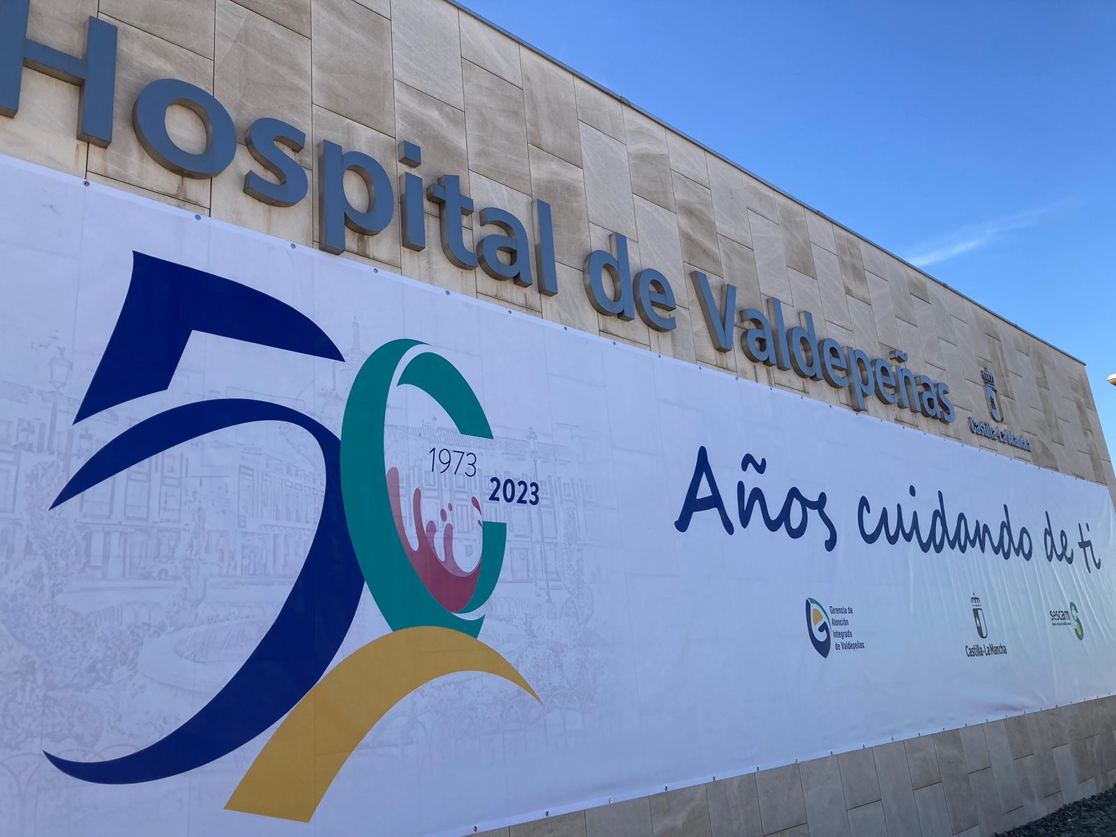 Imagen del cartel instalado en una de las entradas del Hospital de Valdepeñas (Ciudad Real), con motivo de su 50 aniversario