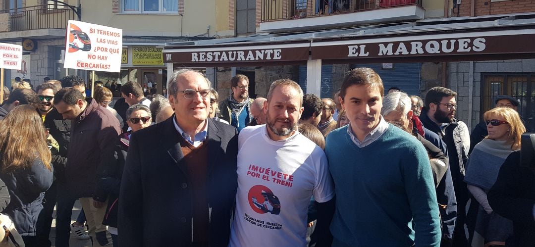 Ángel Gabilondo, Óscar Cerezal y Juan Lobato en una de las movilizaciones exigiendo la llegada del Cercanías