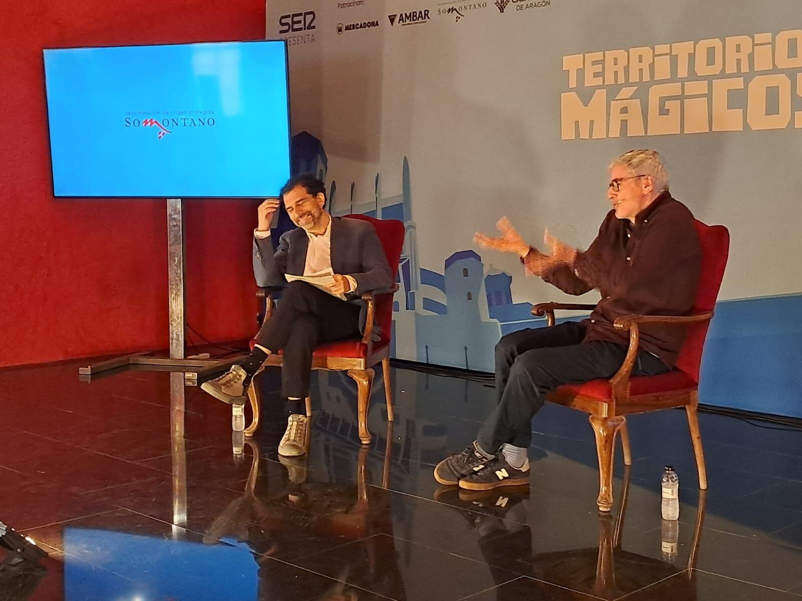 Mikel López Iturriaga conversando con Enrique Torguet en Territorios Mágicos