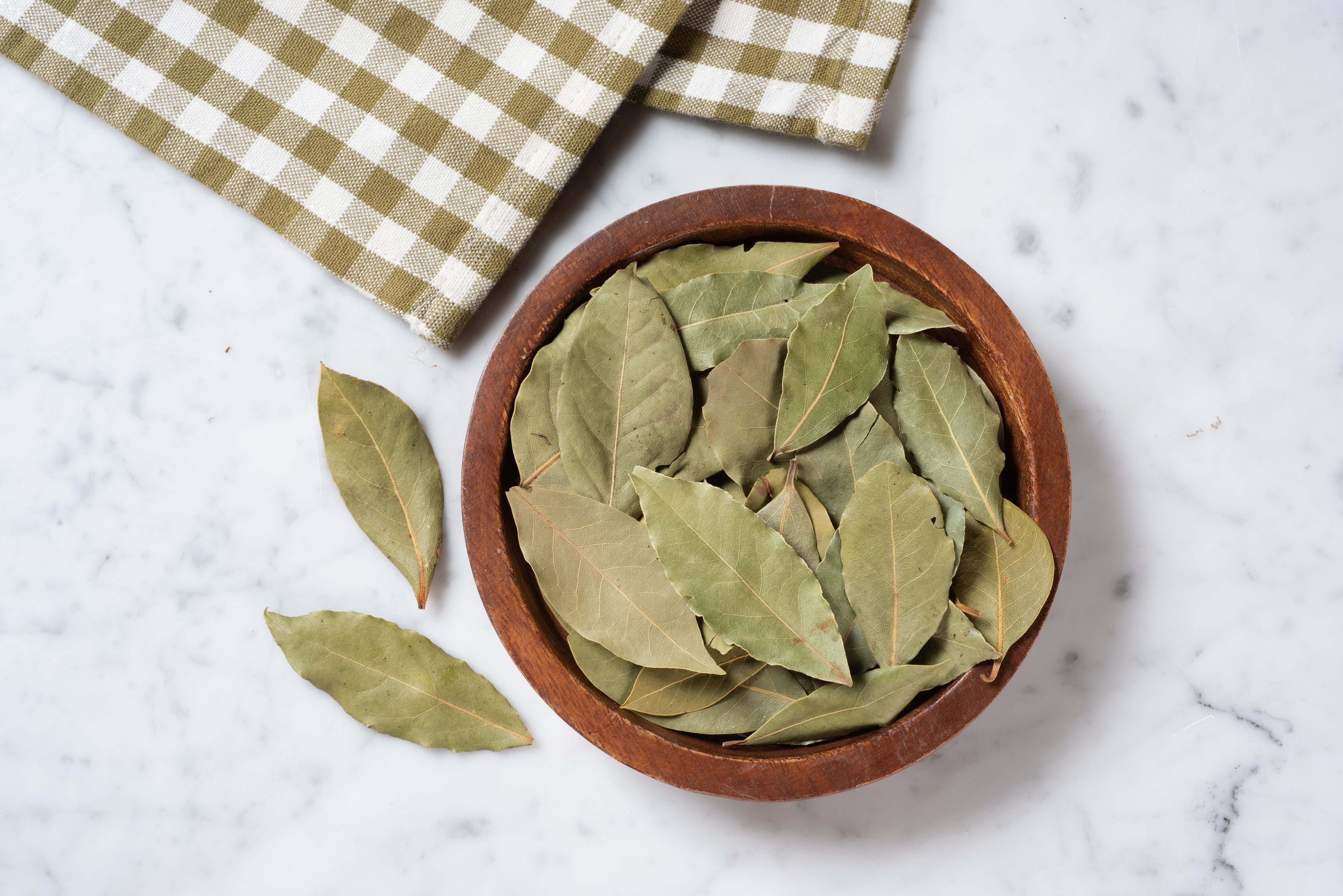 Una hoja de laurel en la cocina: el truco de con el que resolverás los problemas en tu cocina.