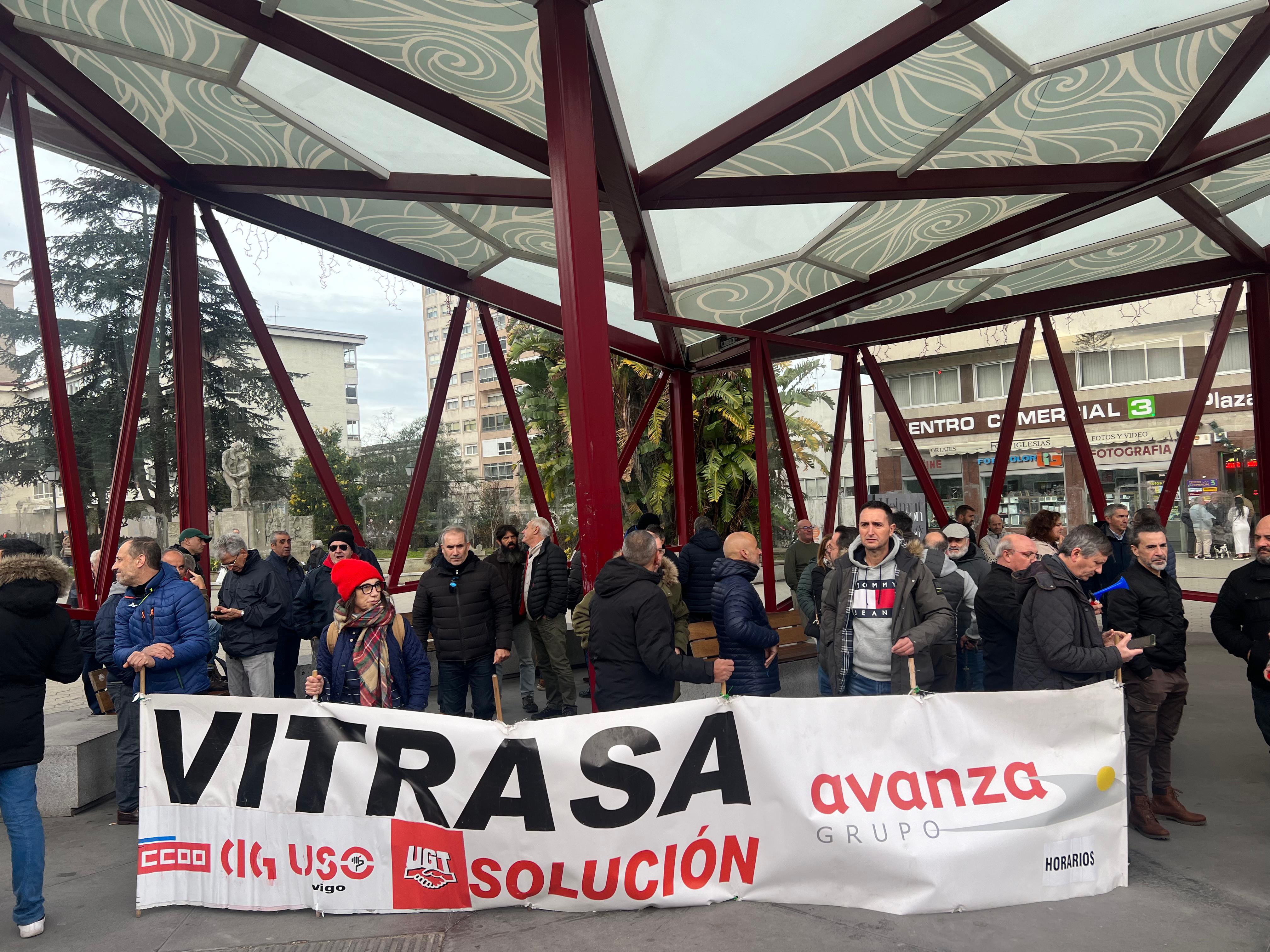 Concentración del personal de Vitrasa para demandar una actualización de su convenio y una solución al conflicto laboral