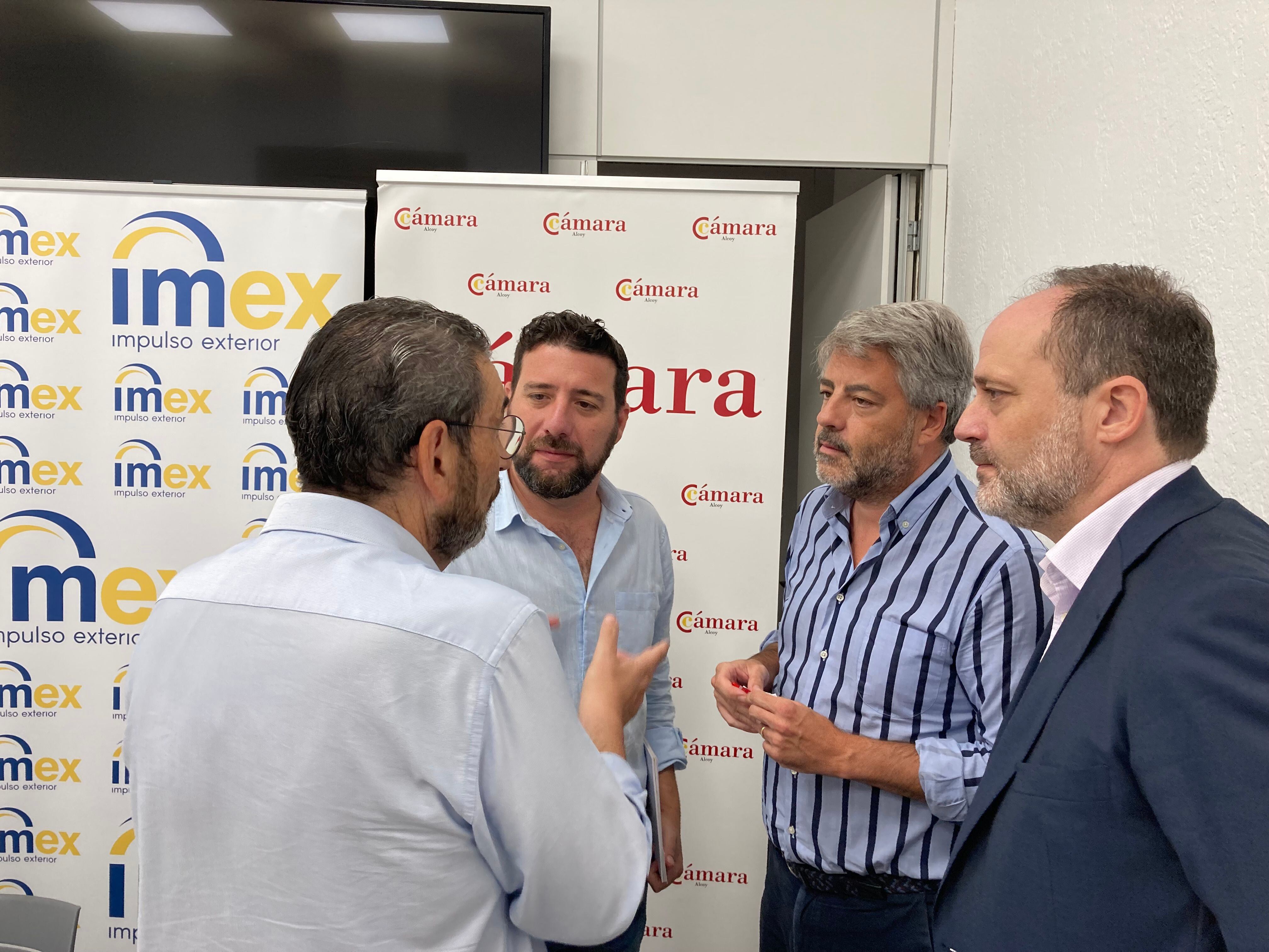 Responsables de la jornada IMEX en Alcoy conversan tras la rueda de prensa