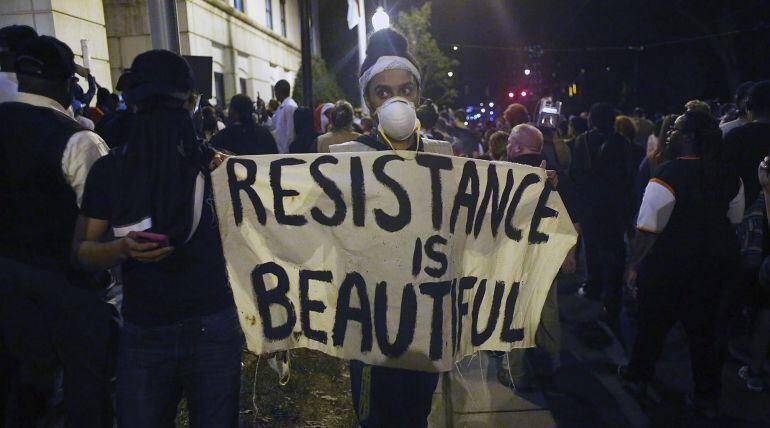 Cientos de personas protestaron en las calles de Charlotte tras la muerte de un ciudadano negro a manos de la policía.