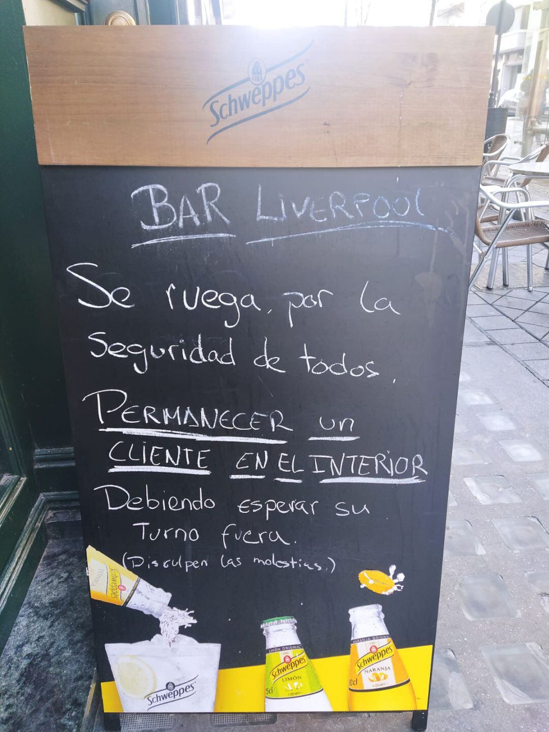 Medidas tras el cierre del interior de la hostelería en el Bar Liverpool de Valladolid