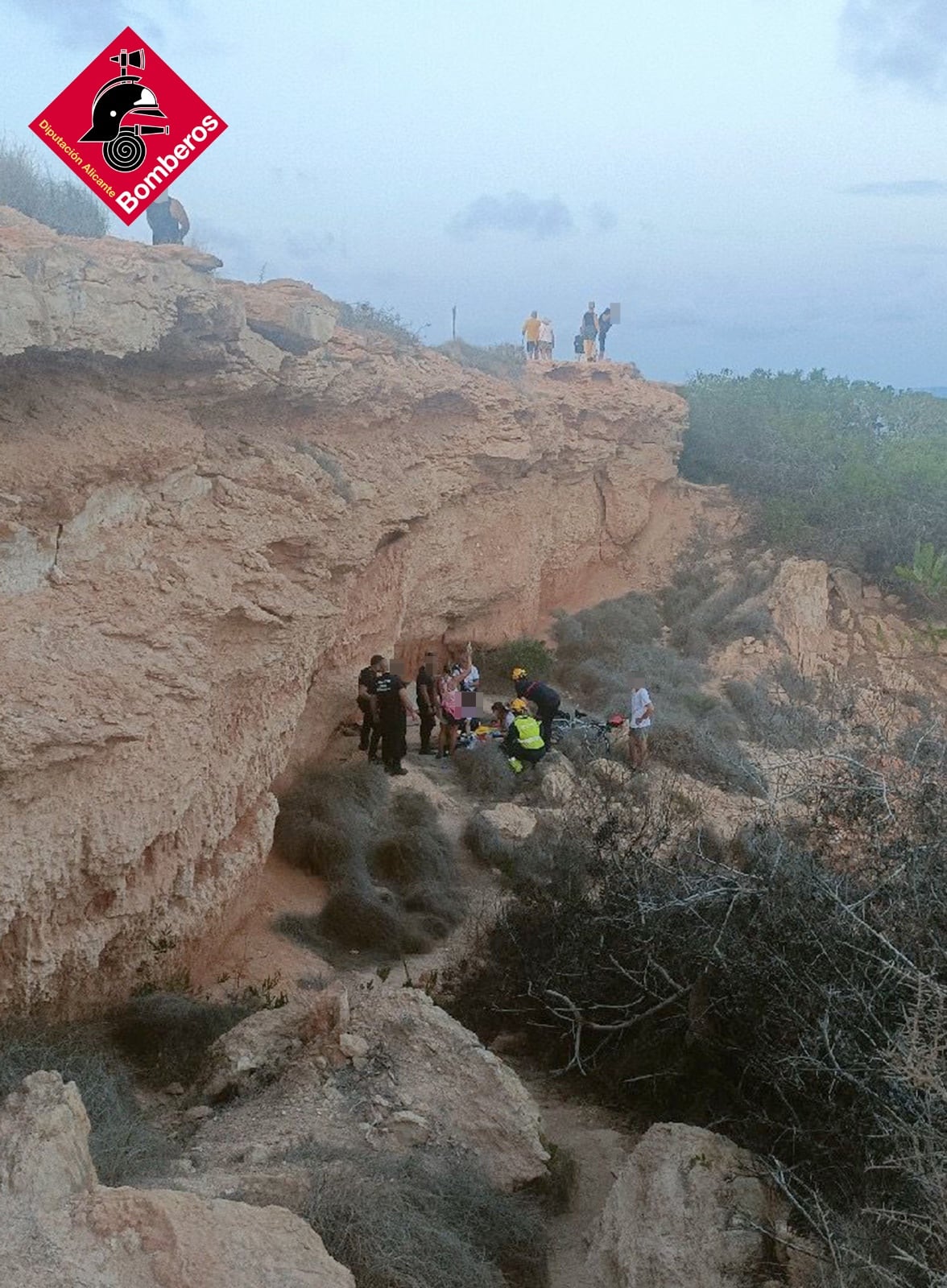 Acantilado de la cala Mosca, entre Playa Flamenca y Punta Prima, donde cayó y fue rescatado un ciclista