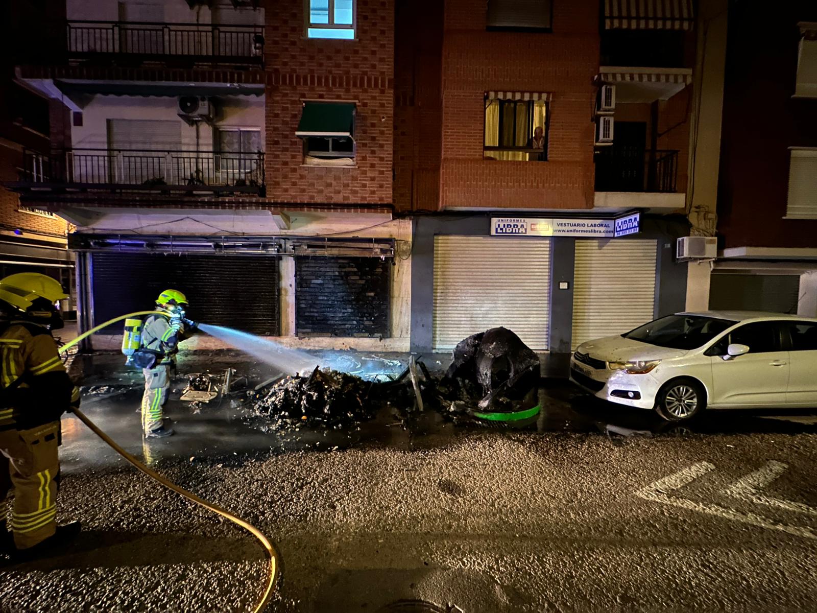 Detenido por provocar varios incendios en contenedores y causar daños en vehículos y locales