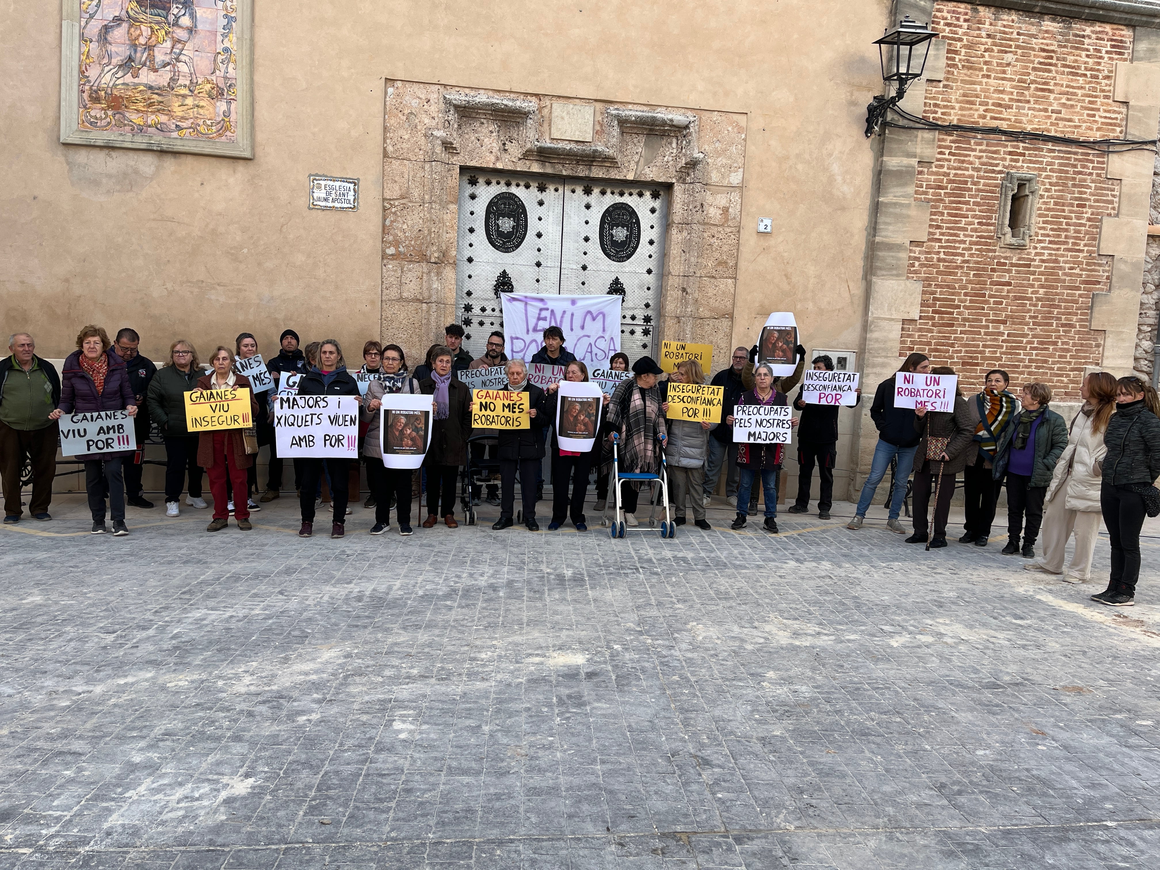 Concentración de vecinos en Gaianes afectados por una oleada de robos