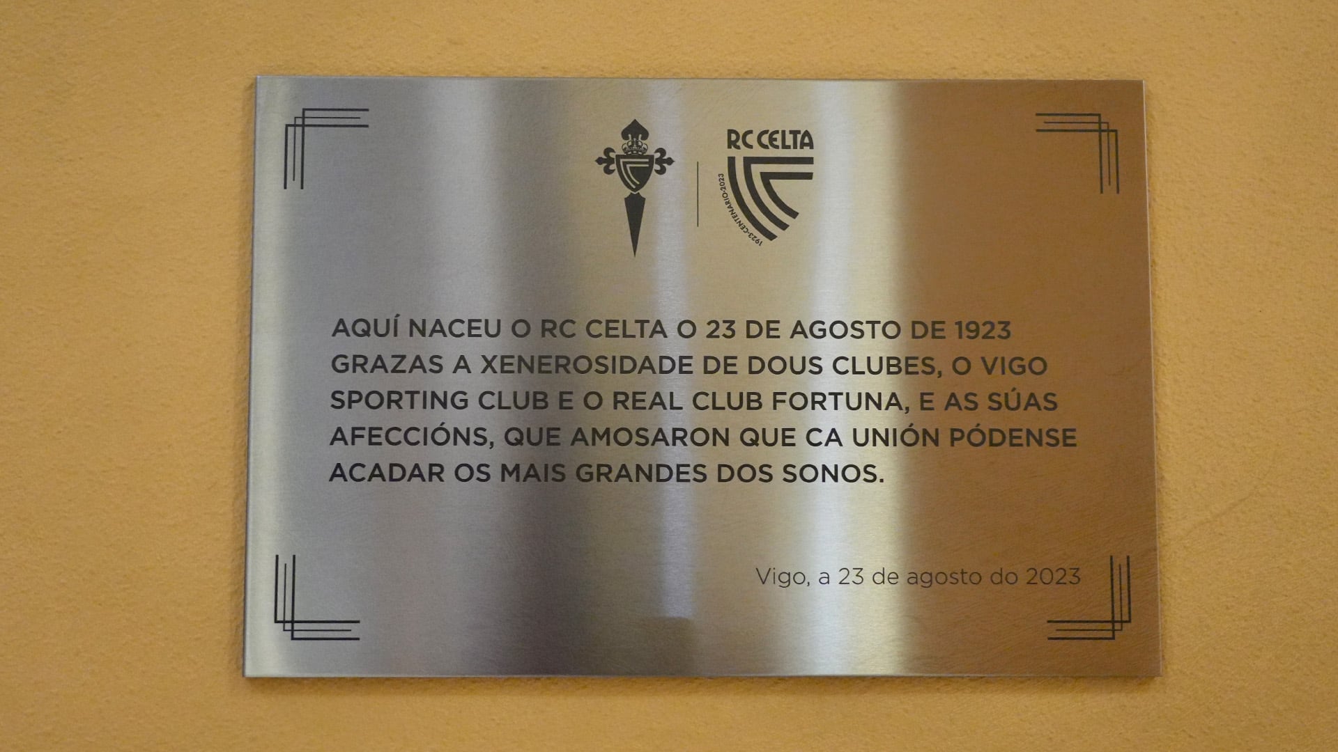 Placa instalada en la Biblioteca Juan Compañel