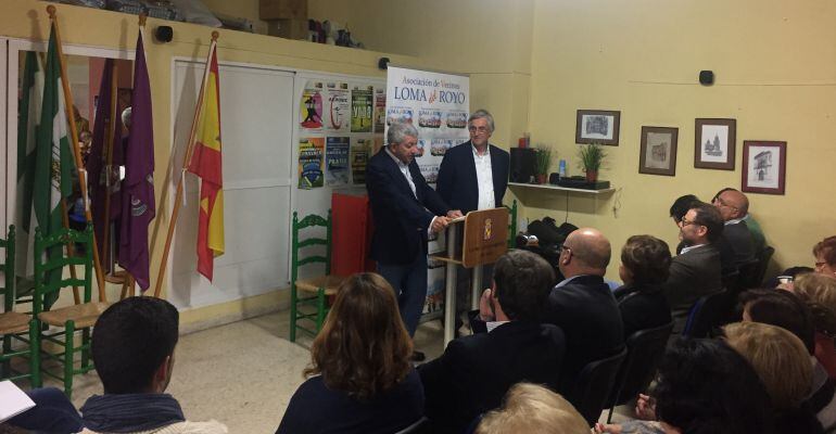 El presidente de la asociación de vecinos, Francisco Céspedes, y el coordinador cultural, Juan Manuel Arévalo, durante el acto conmemorativo.