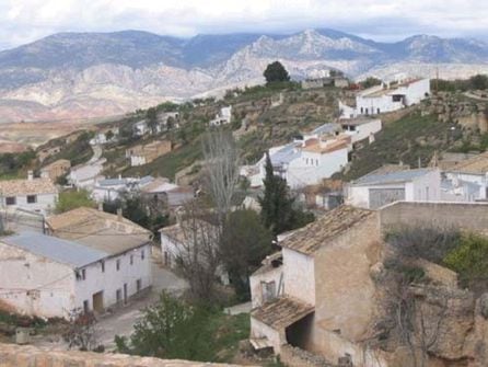 La aldea del Fontanar con 500 habitantes es uno de los rincones turisticos mas preciados del municipio de Pozo Alcón que quedaría a 5 km de la macrogranja