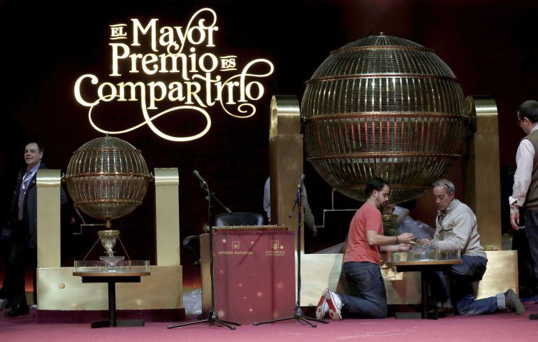 Preparativos de los bombos y bolas para el Sorteo de la Lotería de Navidad que se celebra mañana en el salón de sorteos del Teatro Real de Madrid