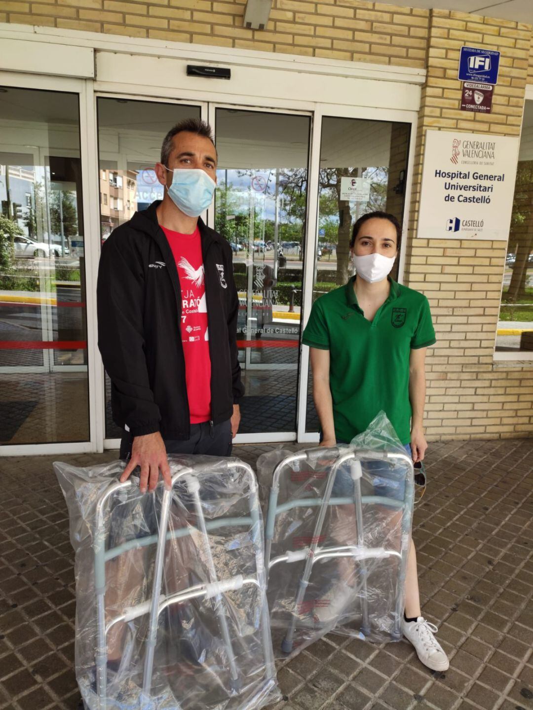 El presidente de la UAC, José Delgado,  entrega los andadores al hospital general de Castelló 