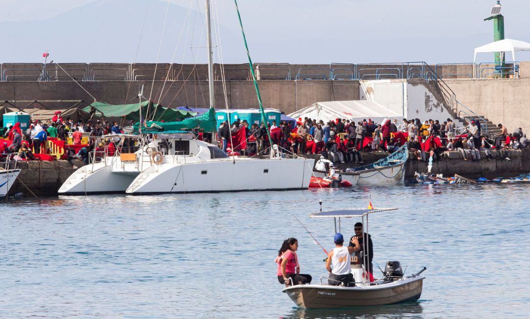 Salvamento Marítimo ha desembarcado este jueves en Arguineguín (Gran Canaria) a 81 personas rescatadas de una patera y dos cayucos.