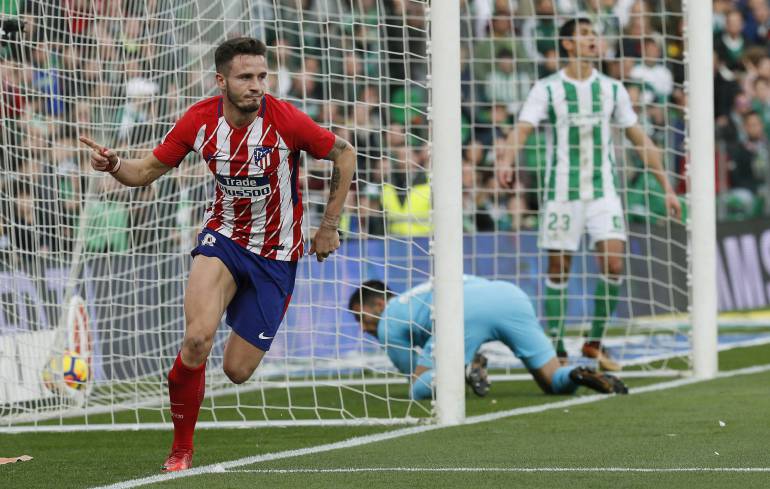 El centrocampista del Atleti Saúl Ñíguez celebra su gol marcado ante el Betis.