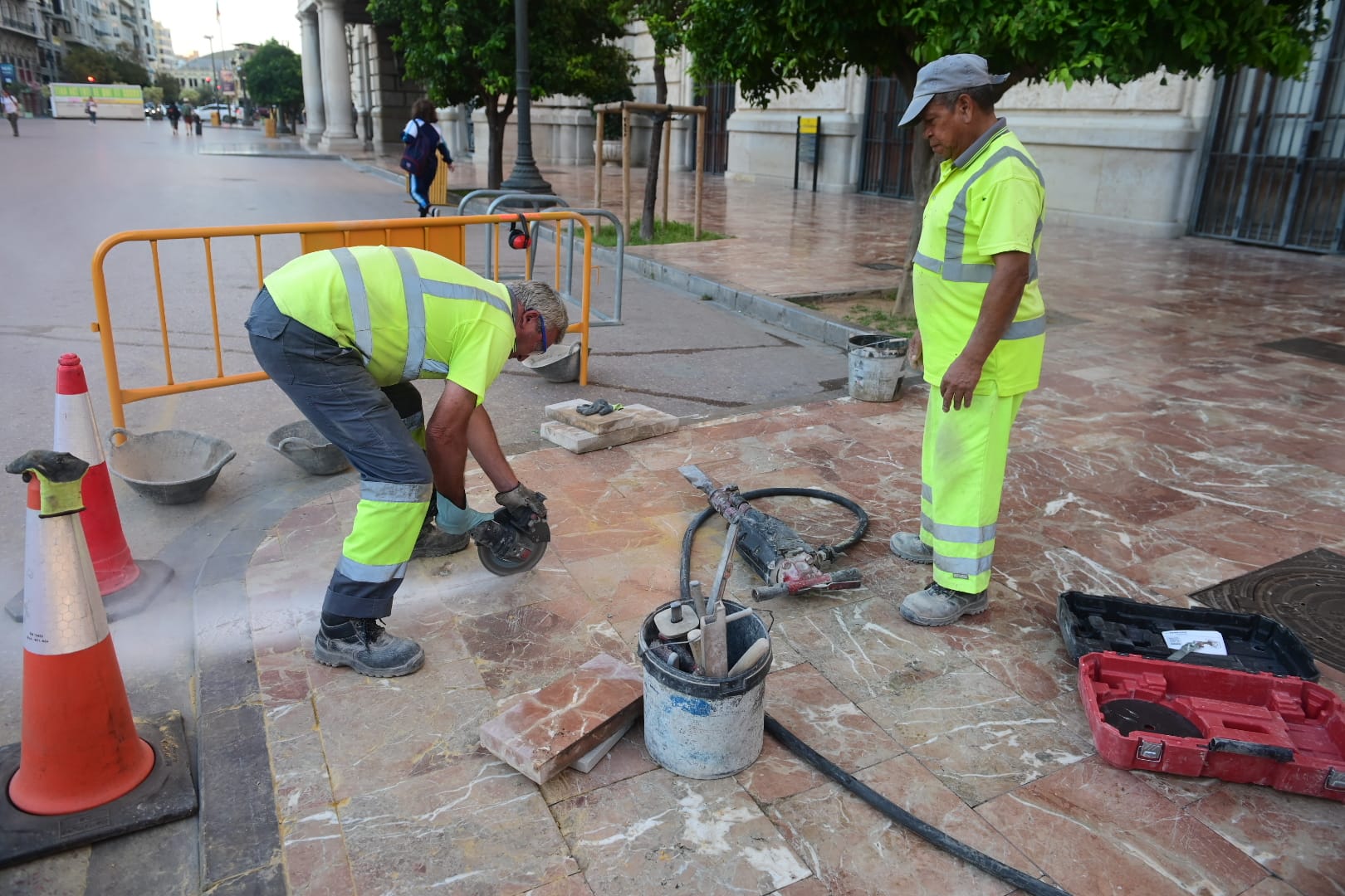 Operarios municipales retirando el monolito del 15M