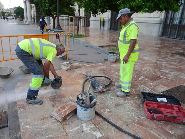 Operarios municipales retirando el monolito del 15M