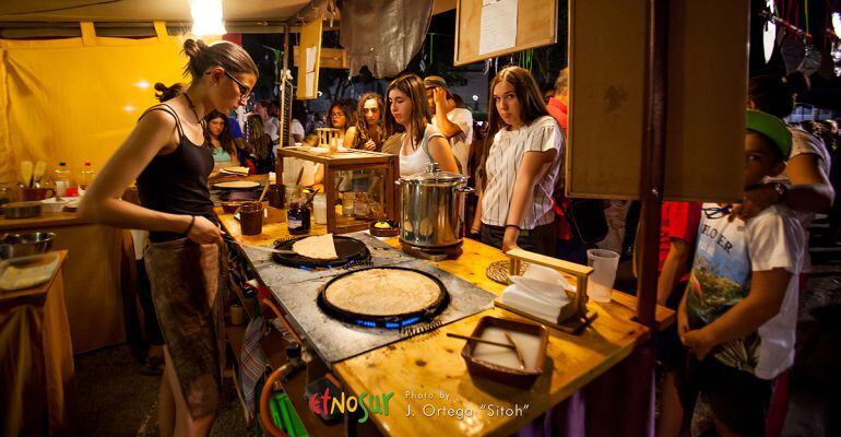 Uno de los puestos de comida del Piripipao de Etnosur.