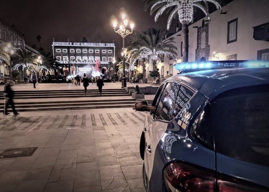 Una patrulla vigila el barrio de Vegueta de la ciudad de Las Palmas de Gran Canaria durante la noche de Nochebuena