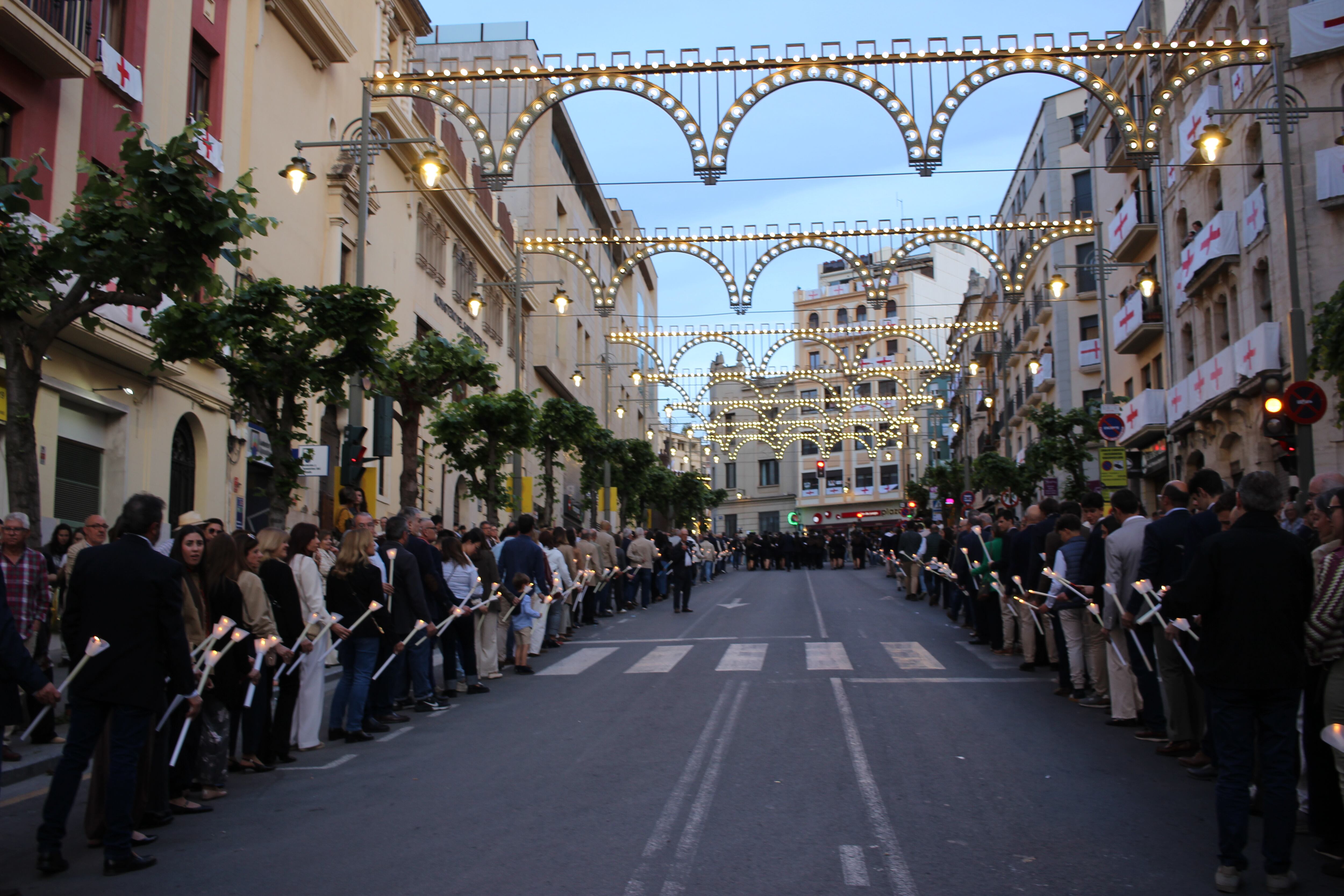 Cuando los primeros componentes de la procesión estaban ya por San Mauro, seguían saliendo festeros devotos desde San Jorge