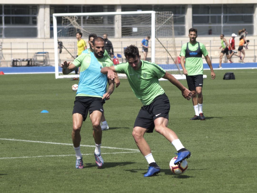 Nano González presionando a Álvaro Giménez.