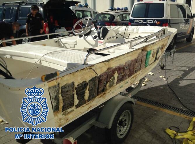 Fotografía de la lancha que transportaba la cocaína oculta en el casco.