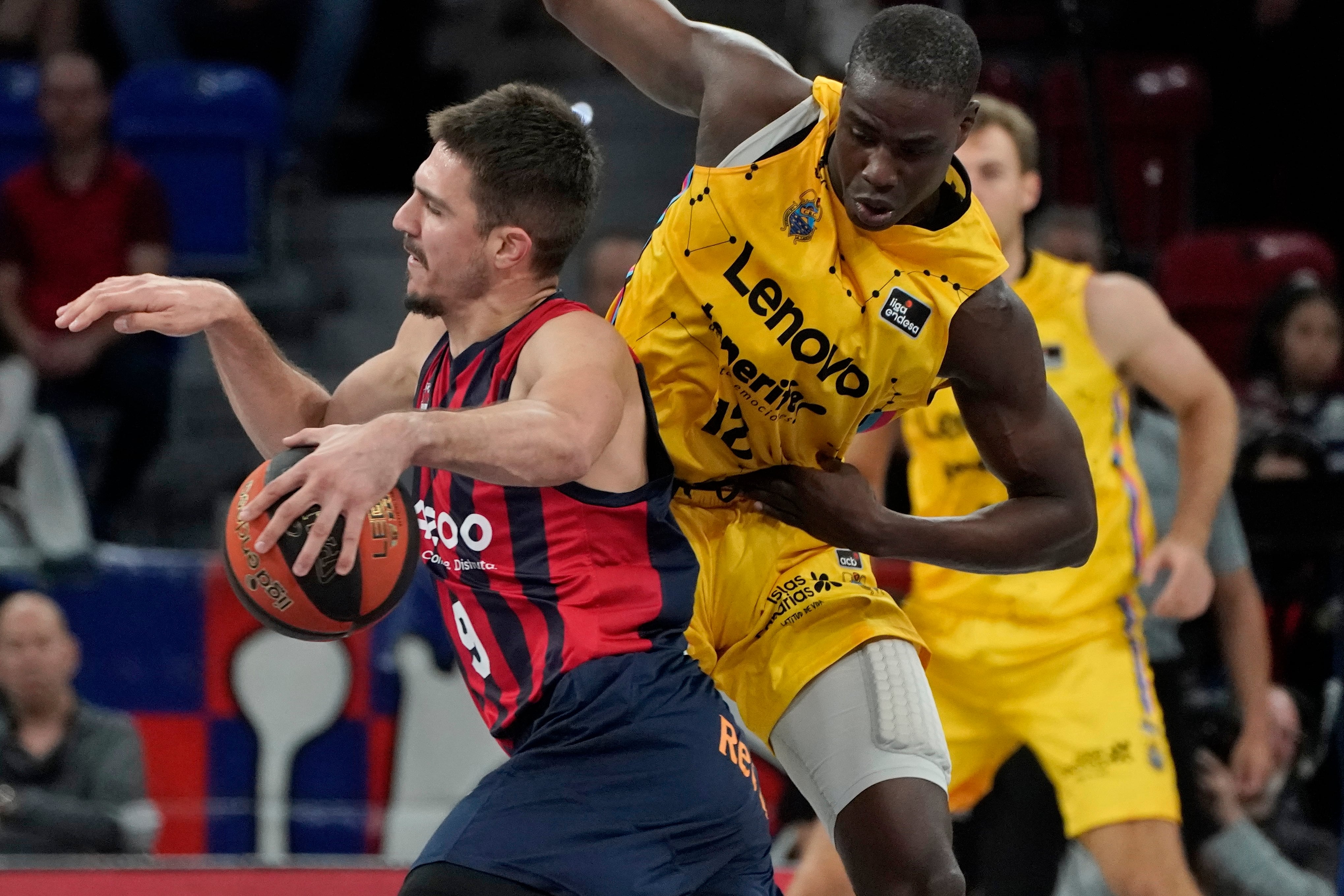 Vanja Marinkovic (i) se escapa del senegalés Moussa Diagne, de Lenovo Tenerife, en la tercera jornada de la Liga Endesa jugada en el Buesa Arena de Vitoria. EFE/ L. Rico