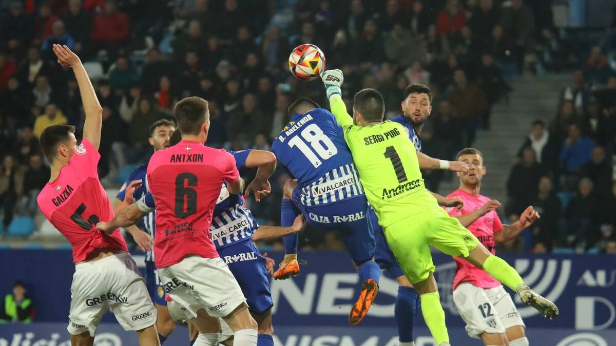 La Ponferradina resiste en el primer puesto de la clasificación