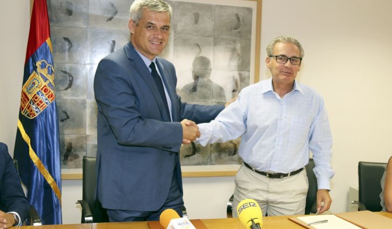 Firma del convenio entre el alcalde de Móstoles y el director de la empresa Arriva Dblas