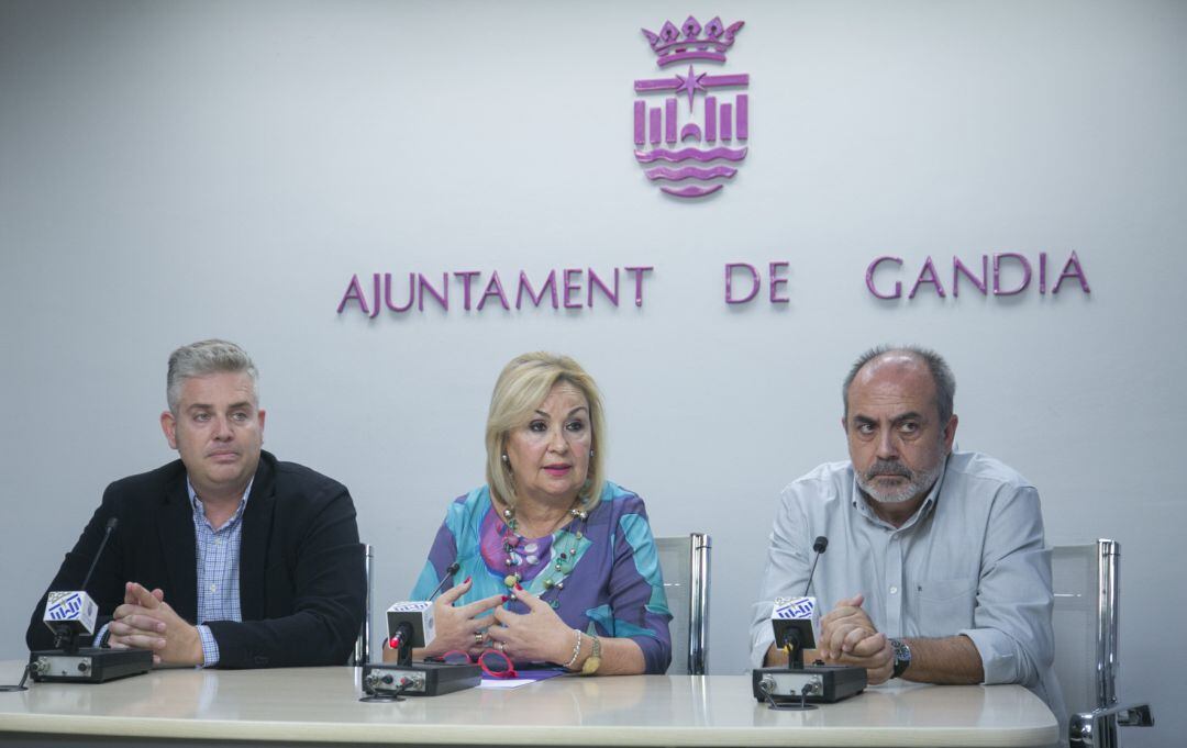 El presidente de FAES, Miguel Todolí; la concejal Educación, Carmen Fuster; y el Inspector de Educación, Salvador Colomar. 