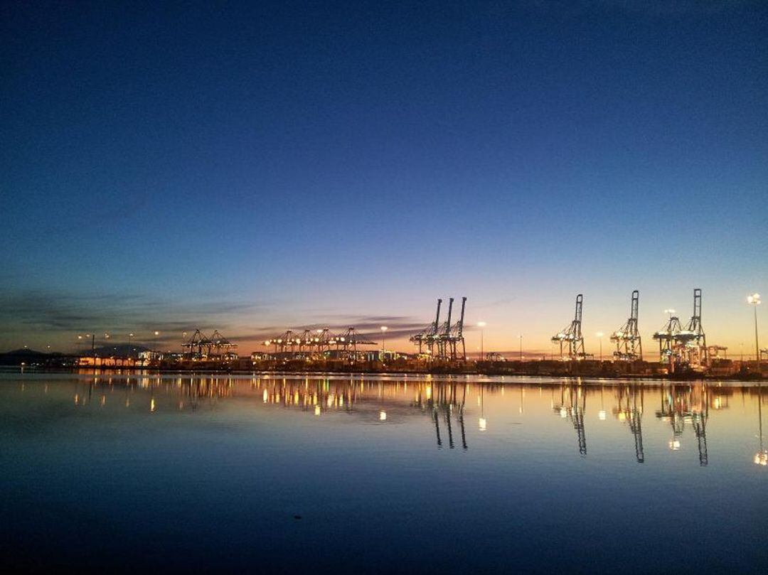 Amanecer en el Puerto de Algeciras.