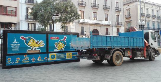 El primer camió arribant a la Rambla Nova.
