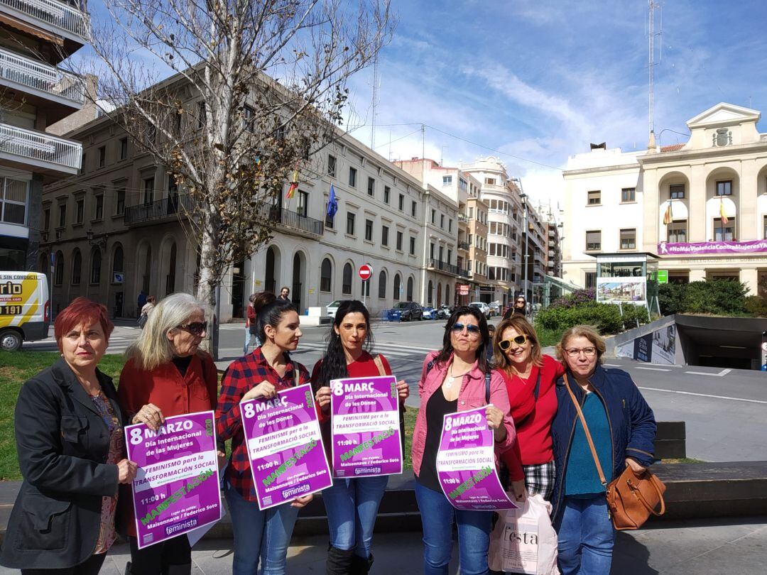 Miembros de la Plataforma Femnista de Alicante tras presenta la manifestación por el Día Internacional de la Mujer