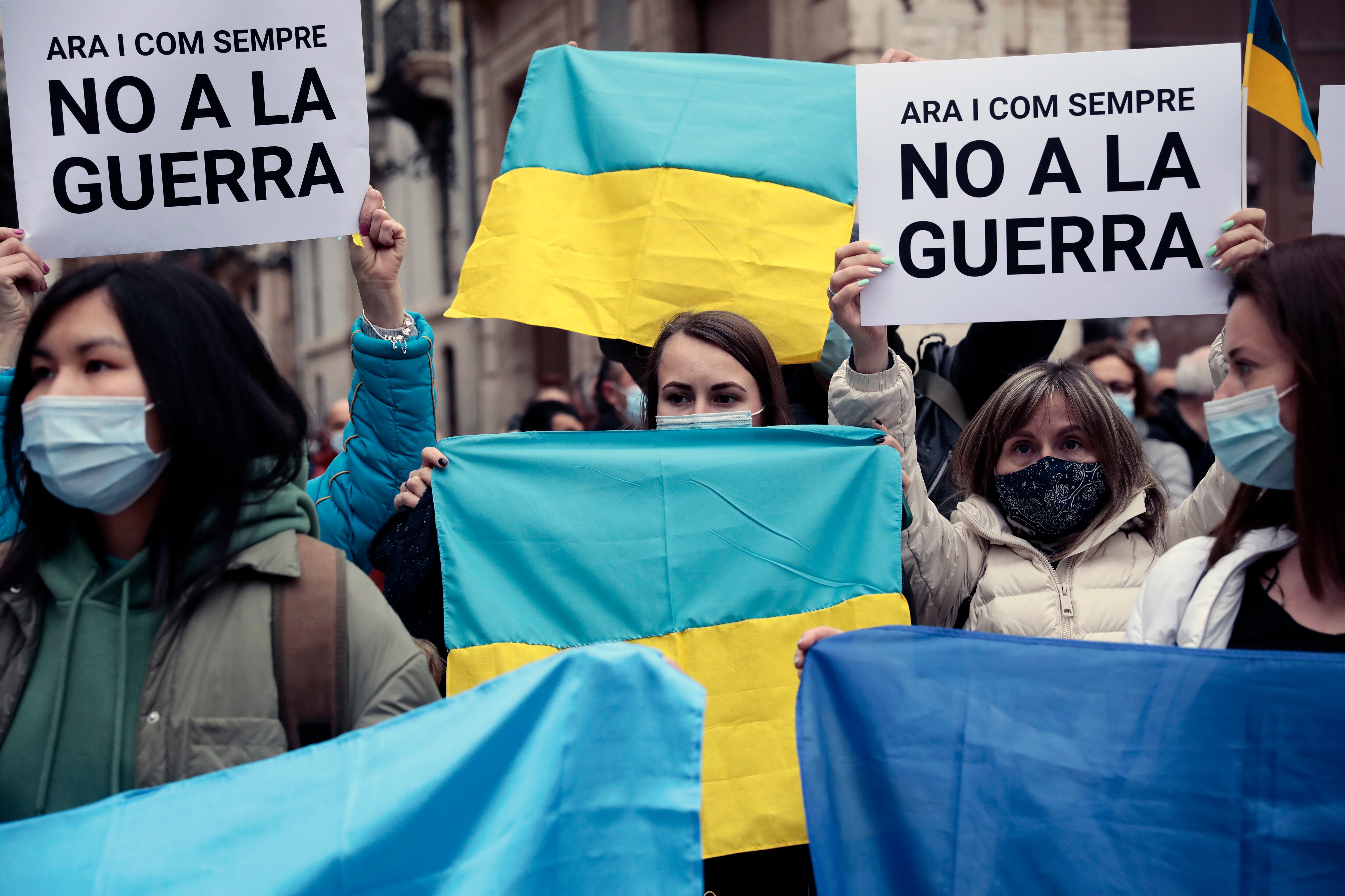 GRAFCVA3274. VALENCIA, 26/02/2022.- Vista general de la concentración convocada por 250 asociaciones, ONGD, sindicatos y centros educativos de la Comunitat Valenciana para exigir diálogo para una salida pacífica a la guerra en Ucrania. EFE/Ana Escobar