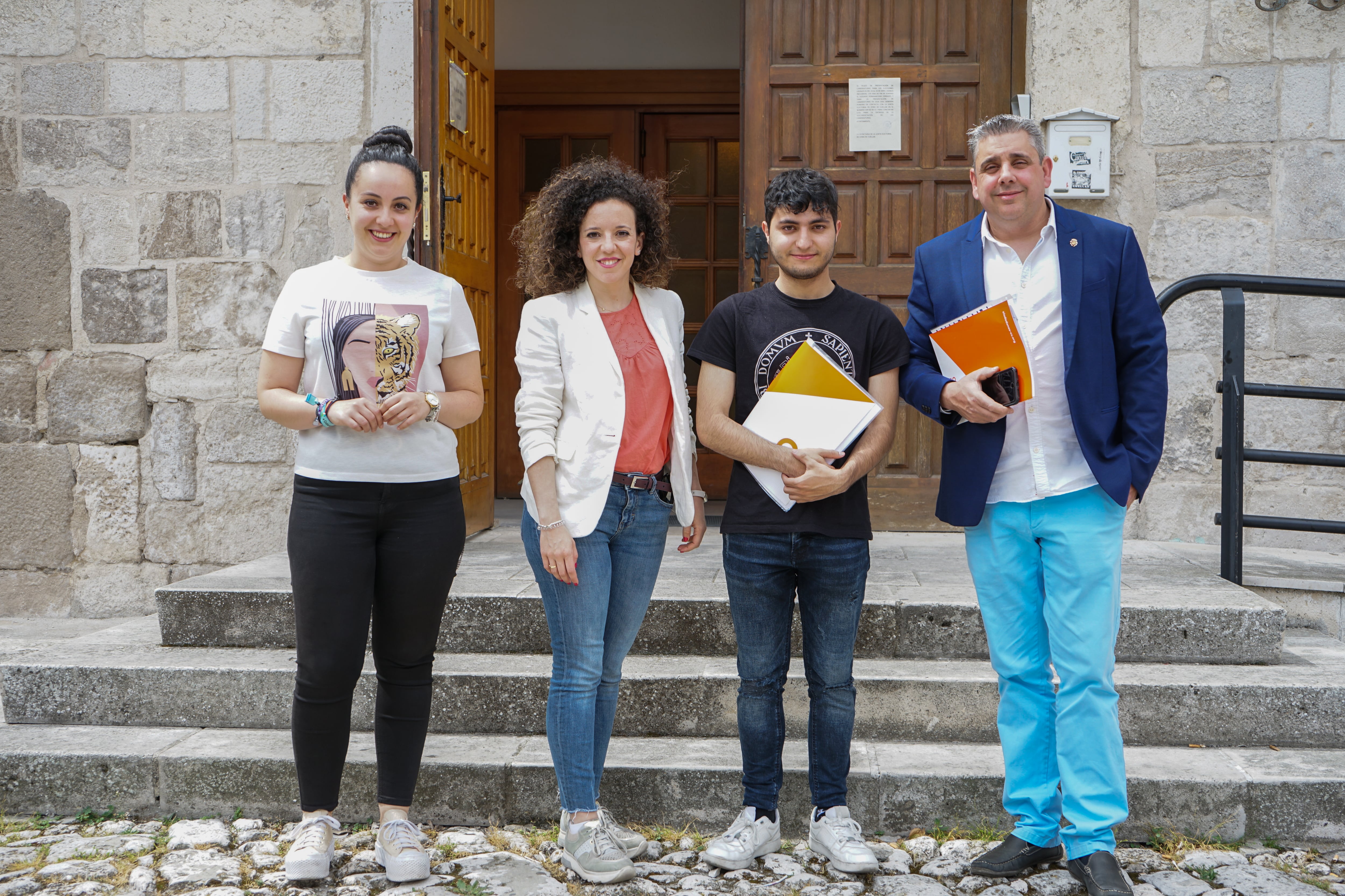 David de las Heras acompañado de Noemí Otero y otros miembros de Ciudadanos a las puertas del Juzgado de Cuéllar