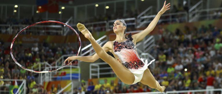 Carolina Rodríguez completando la sesión con aros.