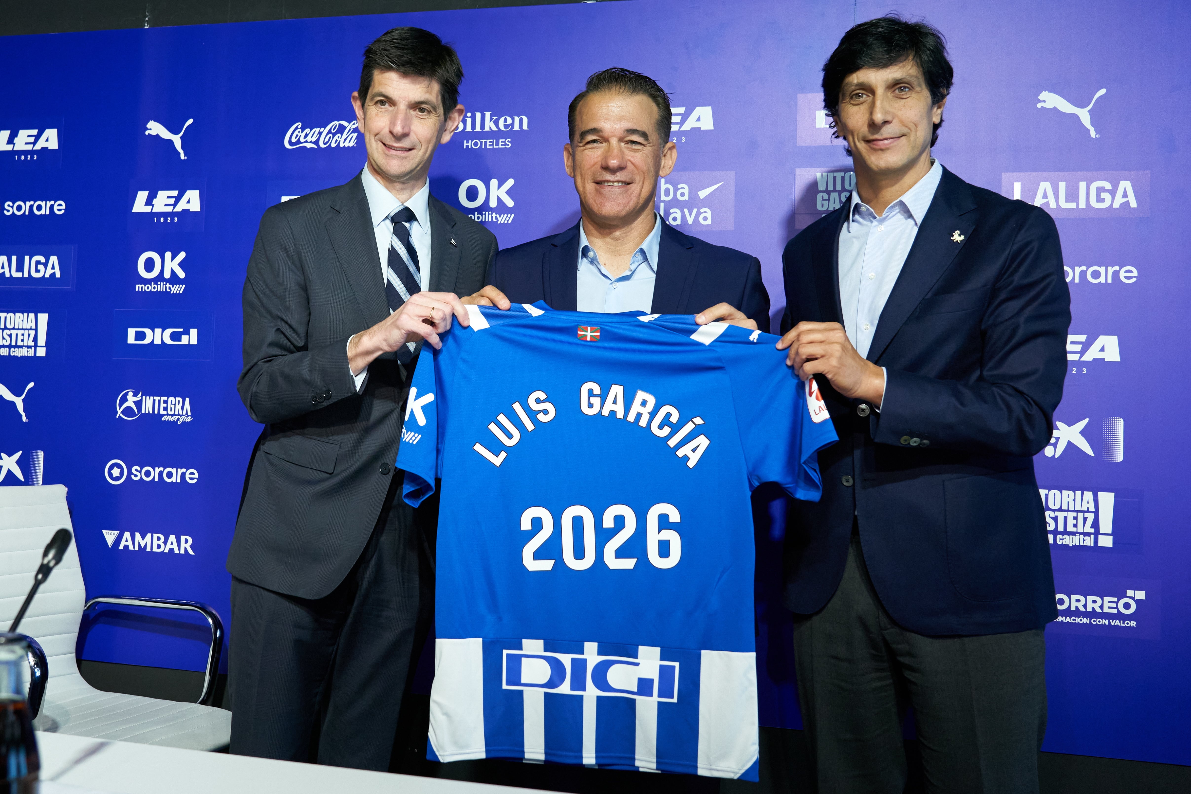 GRAFCAV2805. VITORIA, 20/05/2024.- El entrenador del Deportivo Alavés, Luis García Plaza, junto al presidente y del director deportivo del club, Alfonso Fernández de Trocóniz (i), y Sergio Fernández, respectivamente, durante la rueda de prensa donde han dado a conocer la renovación de Luis Garcia hasta el 2026. EFE / L. Rico
