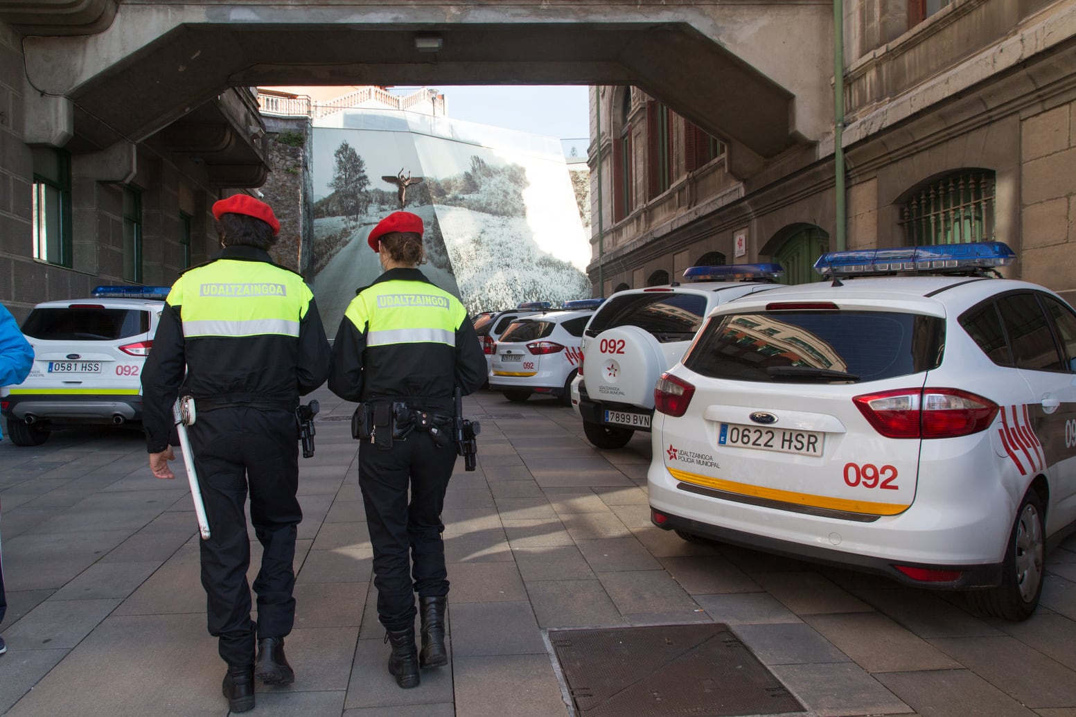 Policías municipales en la entrada de la comisaría del Ayuntamiento de Bilbao.