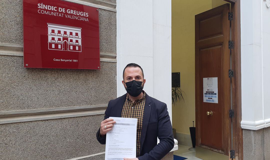 Rafa Mas frente a la sede del Síndic de Greuges