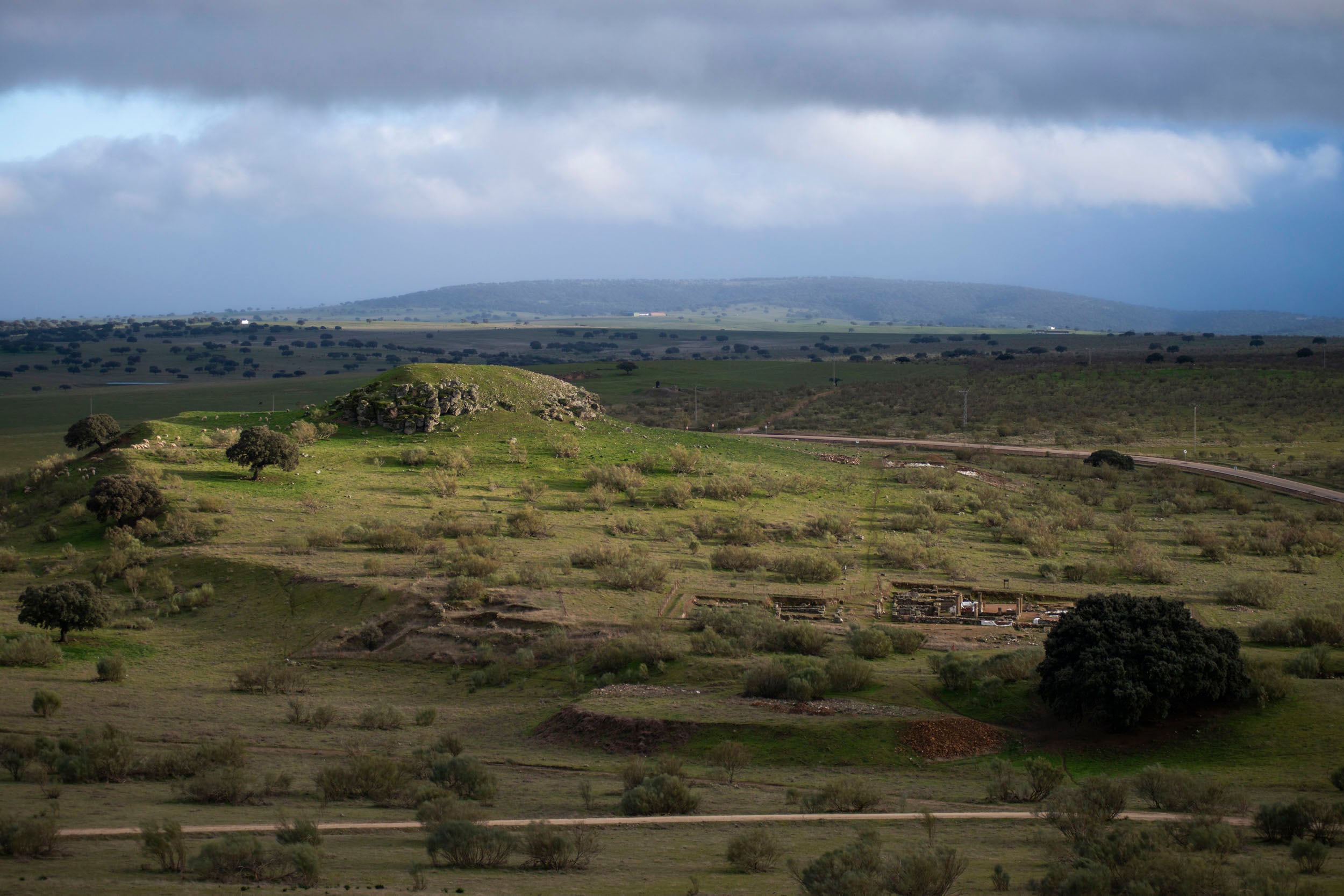 ALMODÓVAR DEL CAMPO (CIUDAD REAL)., 07/09/2023.-El Consejo Mundial de Geoparques ha incluido junto a otros 16 proyectos de geoparques, al proyecto Geoparque &quot;Volcanes de Calatrava. Ciudad Real? para su aprobación definitiva, tras aceptar y dar el visto bueno a la solicitud presentada por la Diputación Provincial de Ciudad Real. En la imagen el monumento natural ?Los Castillejos Volcánicos? en el Parque Natural del Valle de Alcudia y Sierra Madrona, futuro geositio incluido en el proyecto Geoparque &quot;Volcanes de Calatrava. Ciudad Real?. EFE/Jesús Monroy
