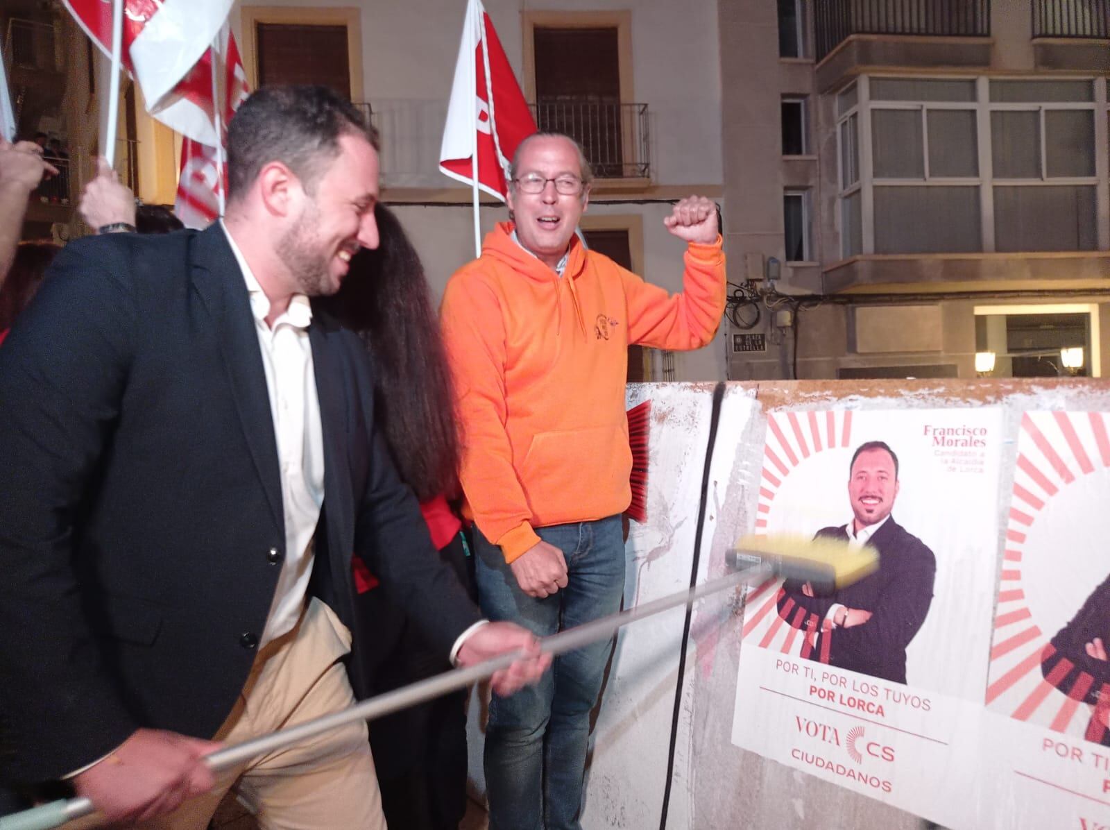 Francisco Morales, candidato de Ciudadanos en la pegada de carteles