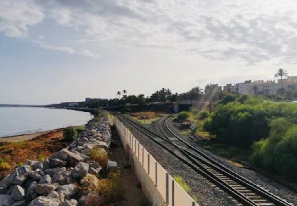 Vías del tren en la fachada marítima sur de Alicante