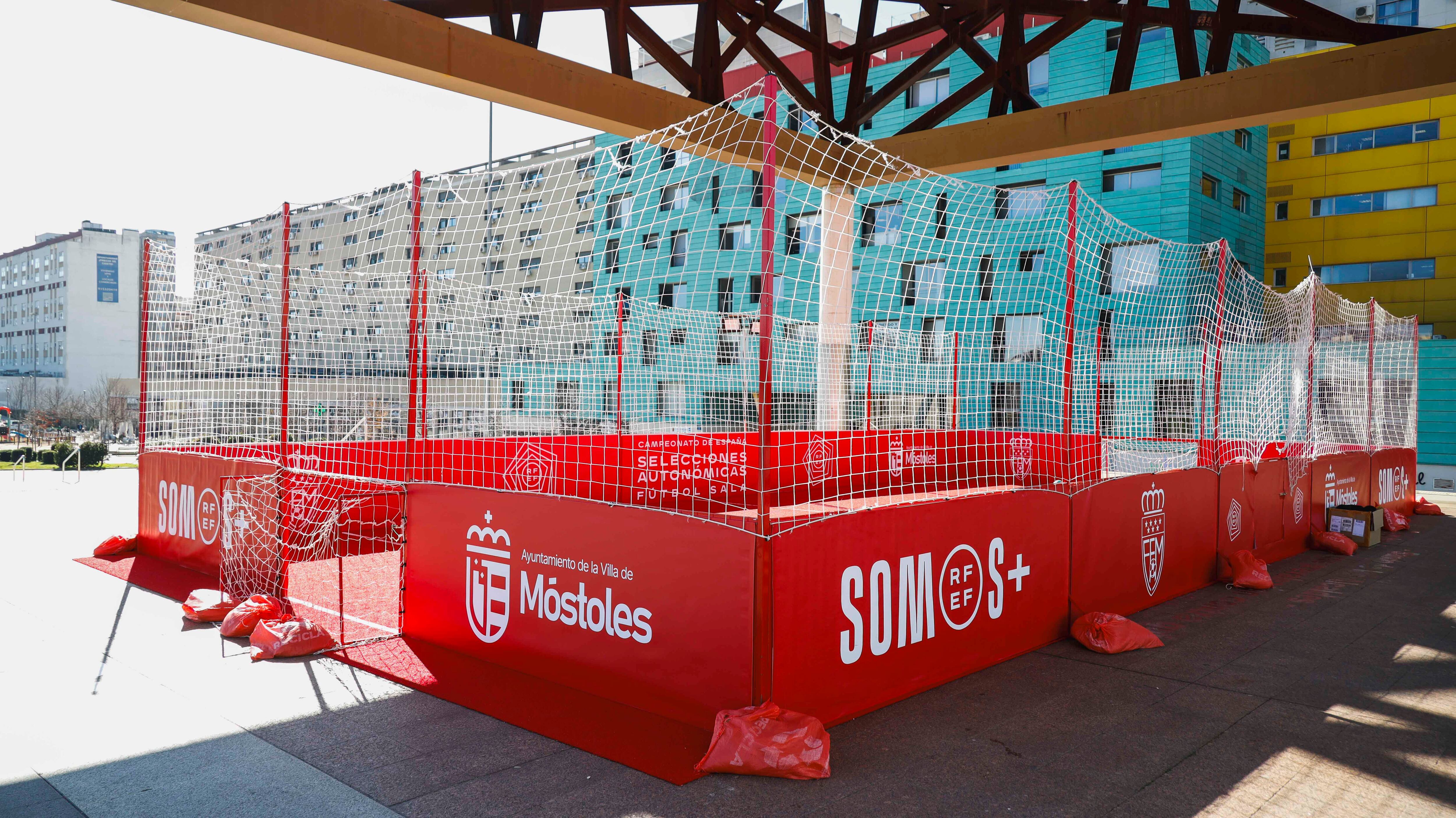 Instalación de campo de fútbol 3 junto al monumento de la libertad para promocionar el campeonato